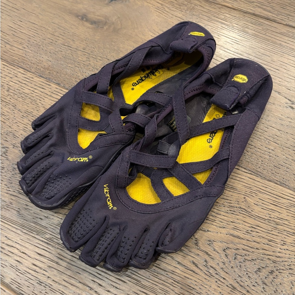 Vibram FiveFingers Alitza Loop Shoe - Womens 7.5-8 Euro size 39 Dark Purple